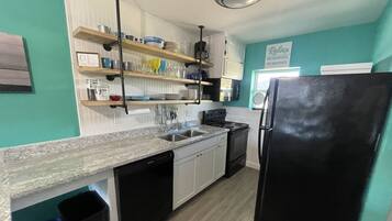 Een koelkast, een magnetron, een oven, een kookplaat