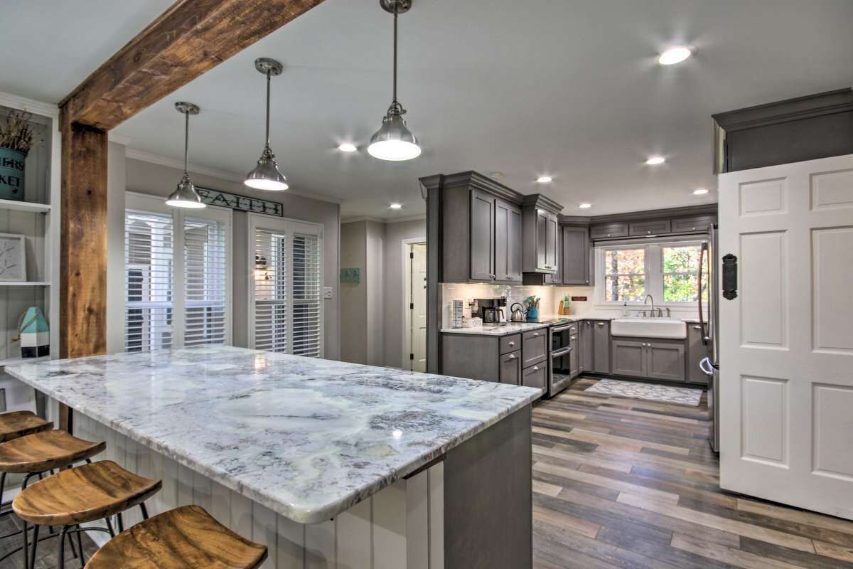 Beautiful 5 Acre Lakefront Private Retreat w/ Boat Dock, Hot Tub, 5 Bdrm/ 5 bath