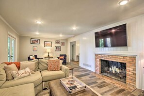 Smart TV, chimenea, videojuegos y libros