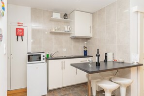 Fridge, microwave, stovetop, coffee/tea maker - Sunny Oporto, Douro Apartments (Porto)