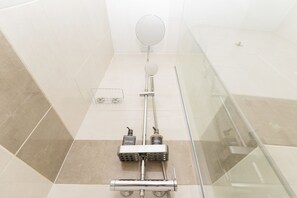 Een douche, een haardroger, handdoeken, zeep