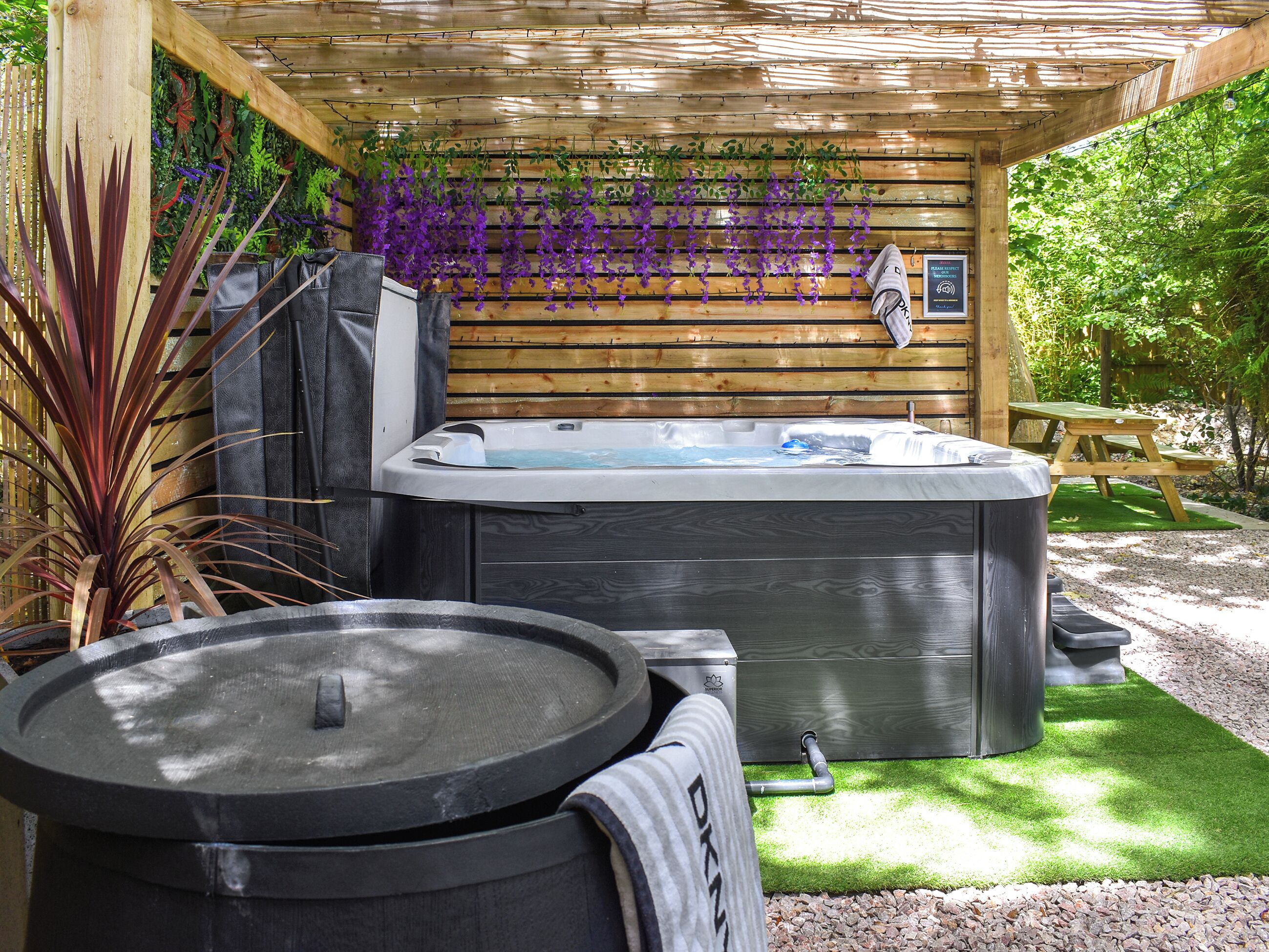 Outdoor spa tub