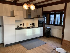 Cafetière/bouilloire, batterie de cuisine, vaisselle et ustensiles