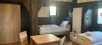 Multi-bed room in the historic Gentilburg for up to 8 people