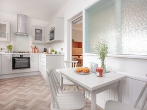 Dining - Leighwood Cottage is perfect for a romantic getaway. (Paignton)