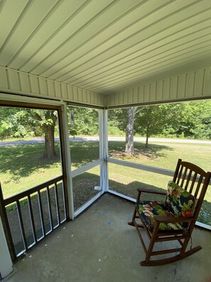 Screened porch to eat breakfast or relax in the evening, mosquito-free!
