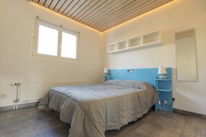 2 bedrooms, iron/ironing board, free WiFi