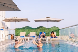 Alberca al aire libre y salvavidas en la propiedad