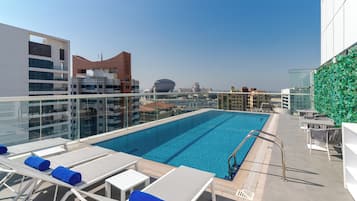 Outdoor pool, lifeguards on site