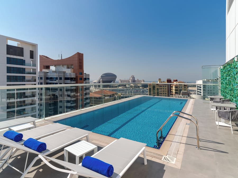 Außenpool, Rettungsschwimmer vor Ort