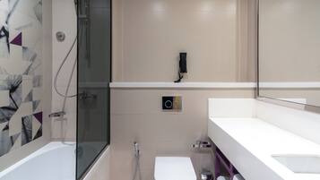 Produtos de toalete grátis, secador de cabelo, chinelos