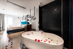 Comfort Room | Premium bedding, free minibar items, in-room safe, desk - Victoria Boutique Hotel (Arcachon)