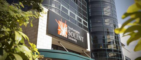 تفاصيل الفندق من الخارج