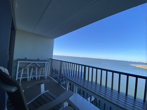 ★★★★★ Sleeps 6,Linens &Towels✓ Free Parking✓ Sunset View✓ Smart TVs✓ Pool ✓