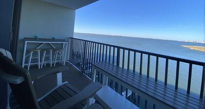 ★★★★★ Sleeps 6,Linens &Towels✓ Free Parking✓ Sunset View✓ Smart TVs✓ Pool ✓