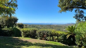 A grassy area with a view of distant mountains and a clear sky. - mas (La Londe les Maures)