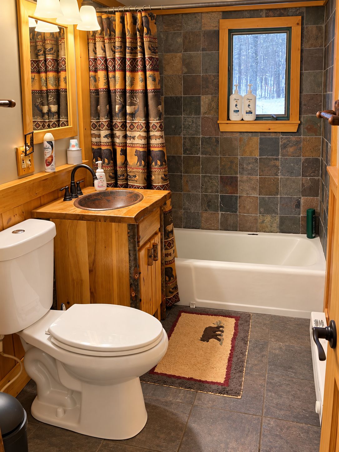 Une salle de bain avec un meuble-lavabo en bois, des toilettes, un lavabo et une baignoire.