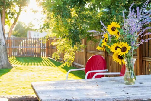 Cozy bungalo near restaurants, downtown, and Black Hills