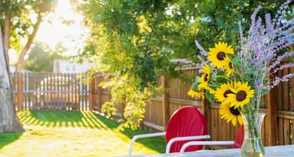 Cozy bungalo near restaurants, downtown, and Black Hills