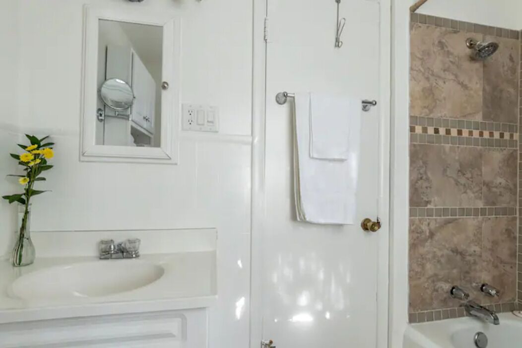 Cozy bungalo near restaurants, downtown, and Black Hills