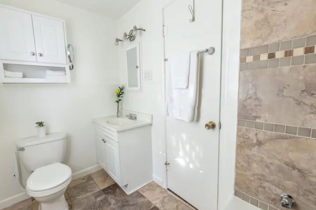 Cozy bungalo near restaurants, downtown, and Black Hills