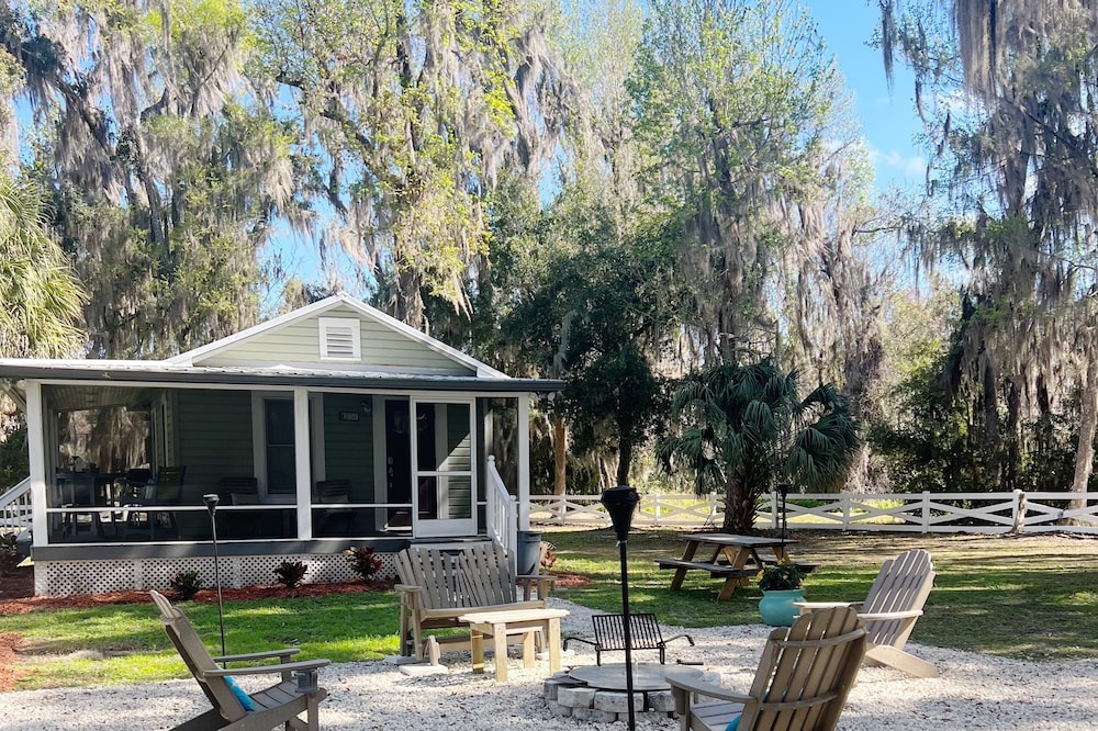River Guest Cottage. Bring Your Boat