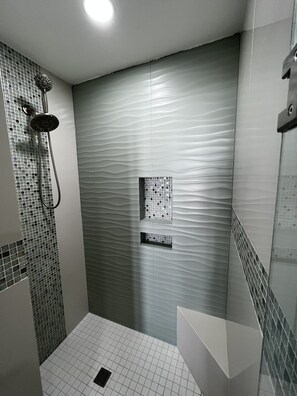 Ensemble baignoire-douche, séchoir à cheveux, serviettes fournies, savon