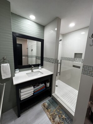 Combined shower/bathtub, hair dryer, towels, soap