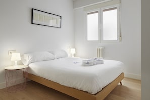 3 slaapkamers, een strijkplank/strijkijzer, gratis wifi, beddengoed