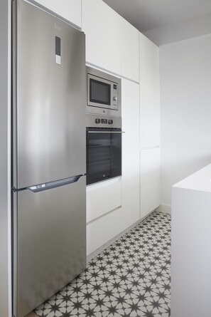 Een koelkast, een microgolfoven, een oven, een kookplaat