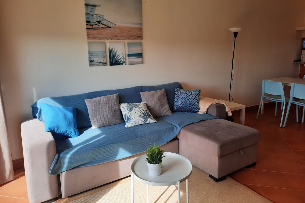 1Bedroom apartment w/pool and bbq 10minutes from Meia Praia Beach