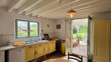 Een koelkast, een microgolfoven, een oven, een kookplaat