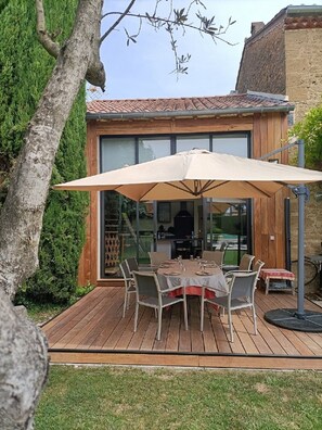 Outdoor dining - Superb apartment in the heart of Provence, near Avignon (Entraigues-sur-la-Sorgue)