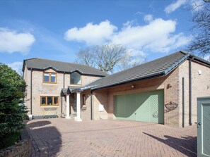Exterior - 4 bedroom accommodation in Northam, near Westward Ho! (Northam, near Westward Ho!)