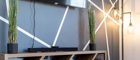 Planxa i posts de planxar, un bressol de viatge i wifi gratuïta