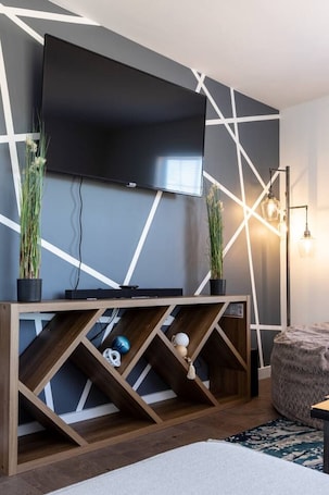 Iron/ironing board, travel crib, free WiFi, bed sheets. Hidden modern mountain retreat