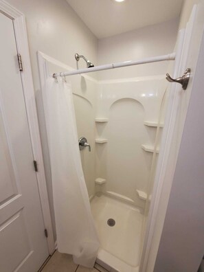Duschwanne, Haartrockner, Handtücher, Toilettenpapier