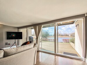 Fireplace - 4 bedroom accommodation in South Cerney (South Cerney)