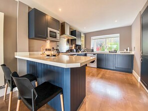 Dishwasher - 4 bedroom accommodation in South Cerney (South Cerney)