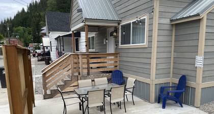 Cheerful 5 Bed/2 Bath Home < 3 blocks to Downtown