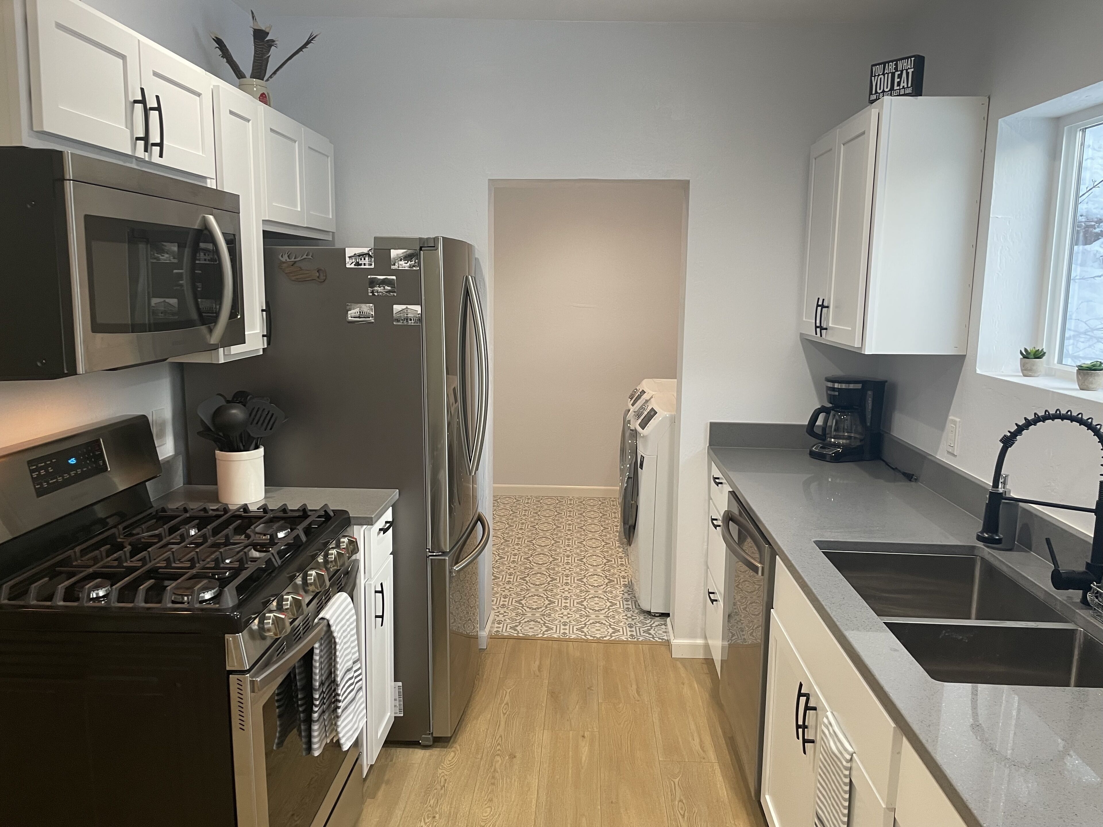 Cheerful 5 Bed/2 Bath Home < 3 blocks to Downtown