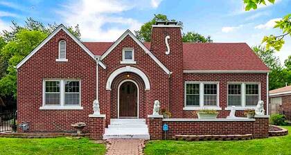Luxury Spacious Historic Home - College Hill - 2mi. to Downtown
