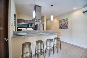 Een koelkast, een microgolfoven, een oven, een kookplaat