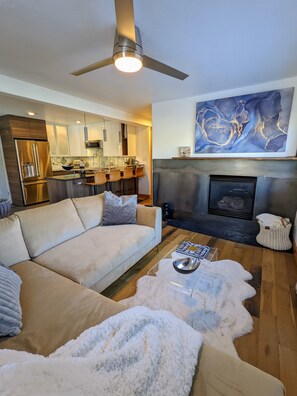 Smart TV, fireplace - Designer Abode...in the heart of downtown Steamboat (Steamboat Springs)
