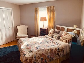 3 室のベッドルーム、デスク、アイロン / アイロン台、旅行用ベビーベッド