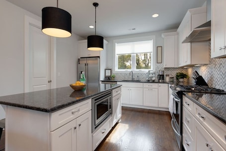 Fridge, microwave, oven, stovetop. Nashville Superstar - Ultra Luxury - Mins to Dtown