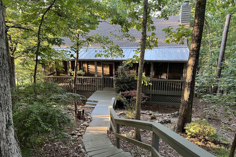 Charming Plummer Cabin in Big Canoe 3 Br, 2 Bath