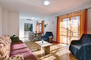 Living area - Holiday flat with trampoline, swing, WLAN, air conditioning within walking distance of the sandy beach (Medulin)