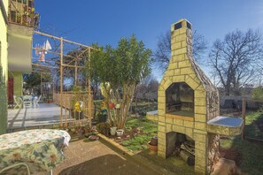 Outdoor dining - Holiday flat with trampoline, swing, WLAN, air conditioning within walking distance of the sandy beach (Medulin)