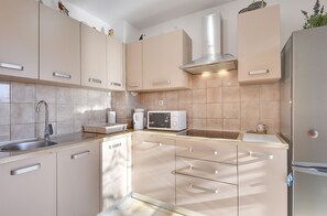 Fridge, microwave, stovetop, coffee/tea maker - Holiday flat with trampoline, swing, WLAN, air conditioning within walking distance of the sandy beach (Medulin)